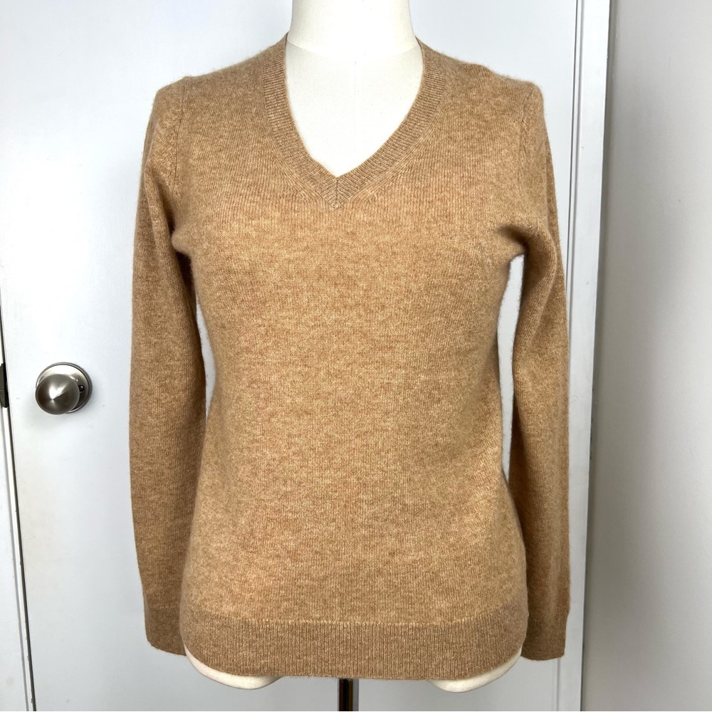 Tahari 100% Cashmere V Neck Sweater Women’s sz Petite M Sand Beige Quiet Luxury